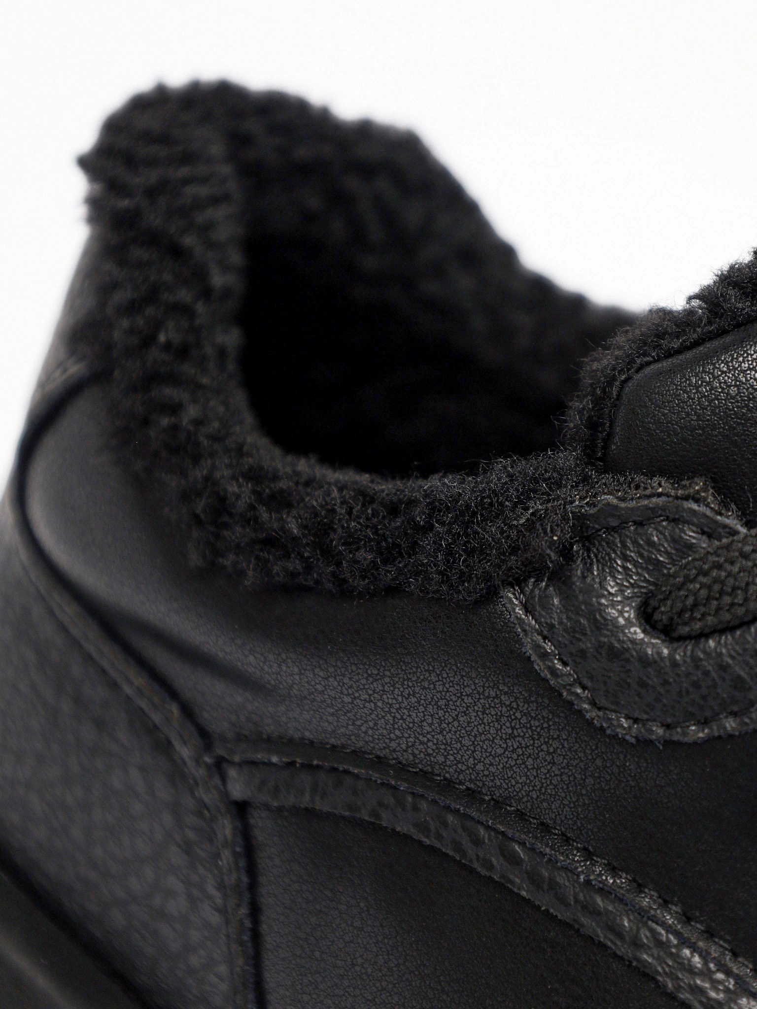 Кроссовки утепленные черного цвета на средней подошве